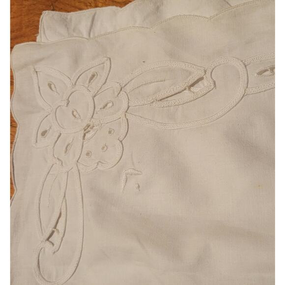 Vtg White Placemats 4 Cutwork Floral Embroidery Scallop Edge Cotton RN 59757 - Picture 14 of 16